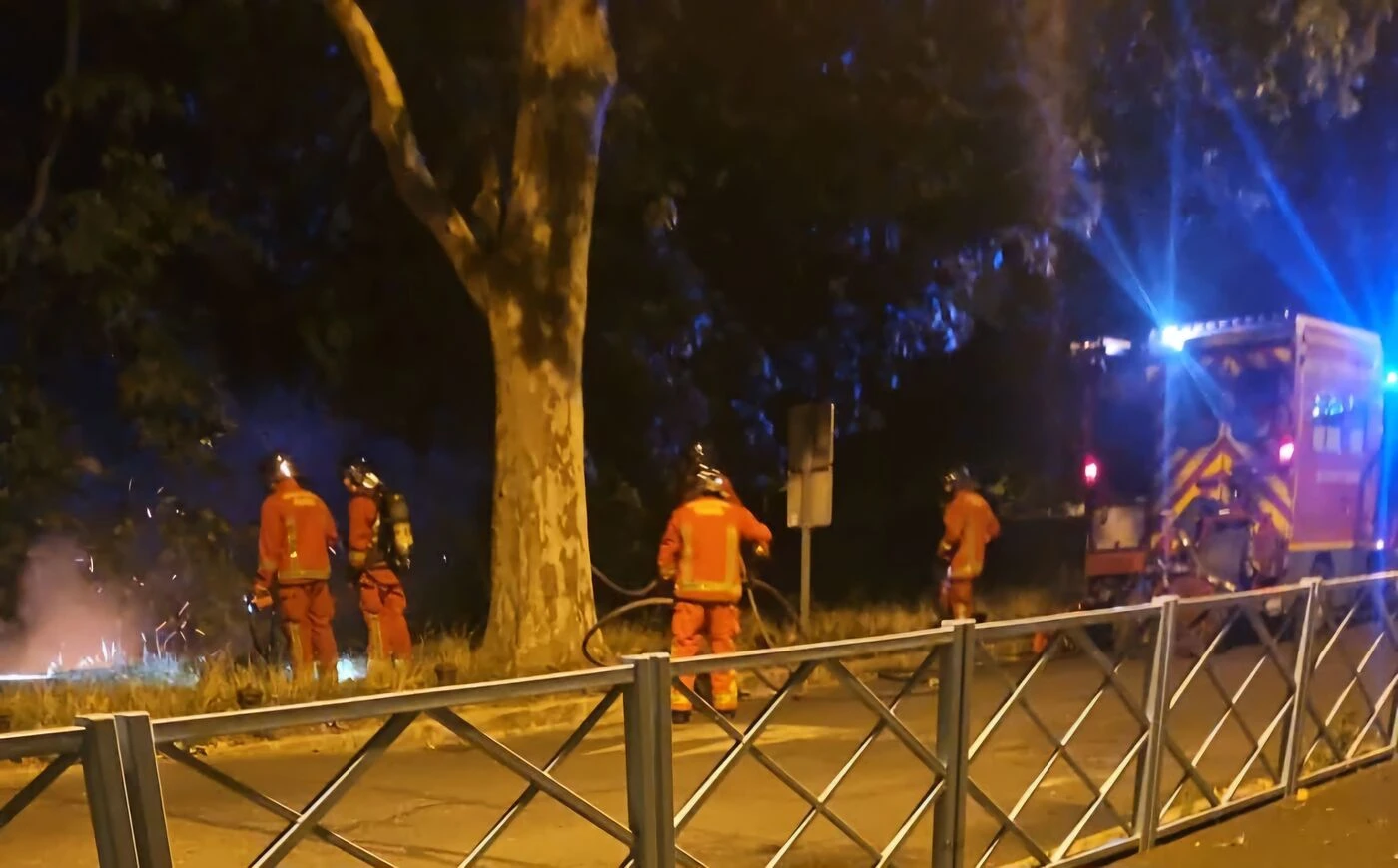 « Une quinzaine de fusées parachute sont tombées sur le stade » : départs de feu en série à L’Ile-Saint-Denis