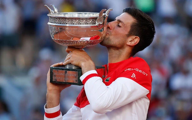 « J’ai des anges gardiens dans un coin secret » : Djokovic jubile après son nouveau sacre à Roland-Garros