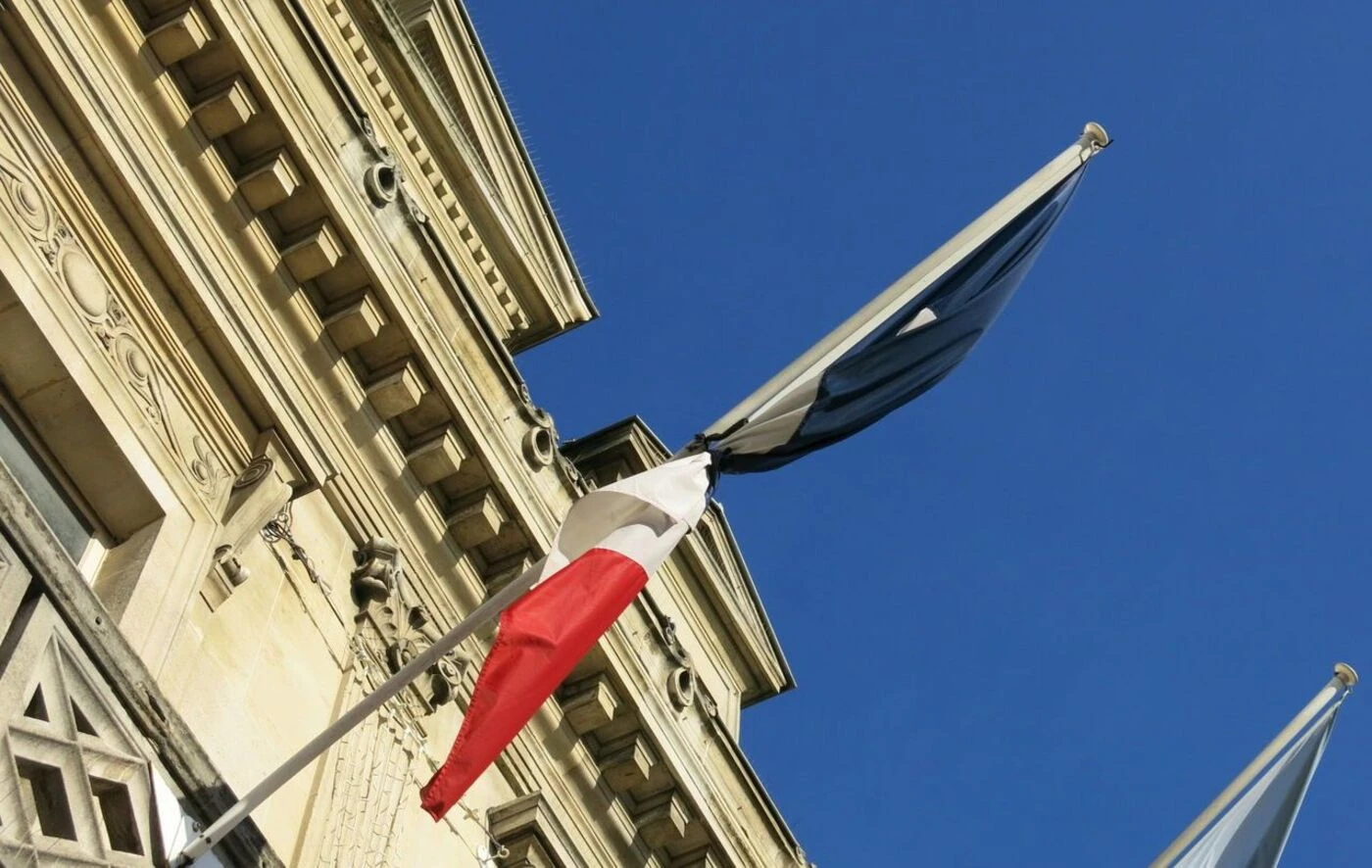 « Une laïcité à géométrie variable » : la mise en berne des drapeaux lors des obsèques du pape François crée la polémique