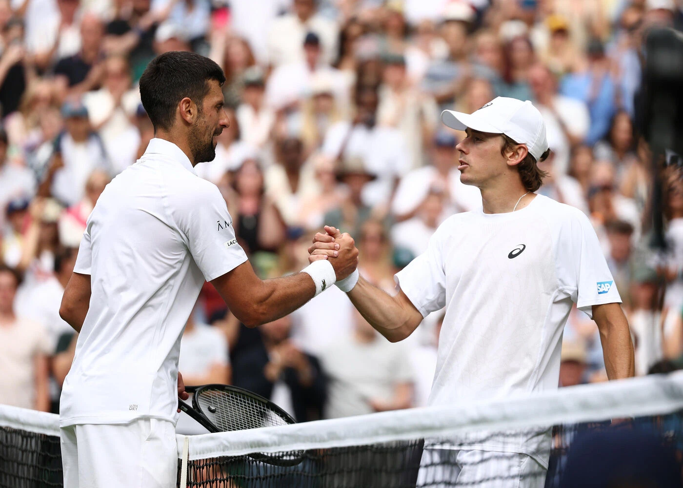 Wimbledon : sous les yeux de Roger Federer, Novak Djokovic se qualifie pour les quarts de finale
