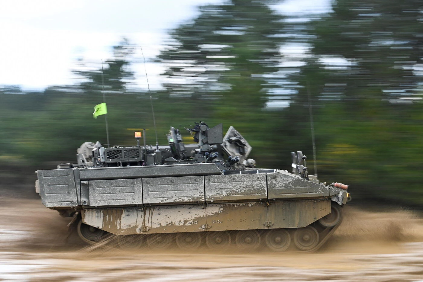 Des blindés à 11 millions d’euros déjà obsolètes face aux drones : le Royaume-Uni livre ses 50 premiers Ajax avec 8 ans de retard