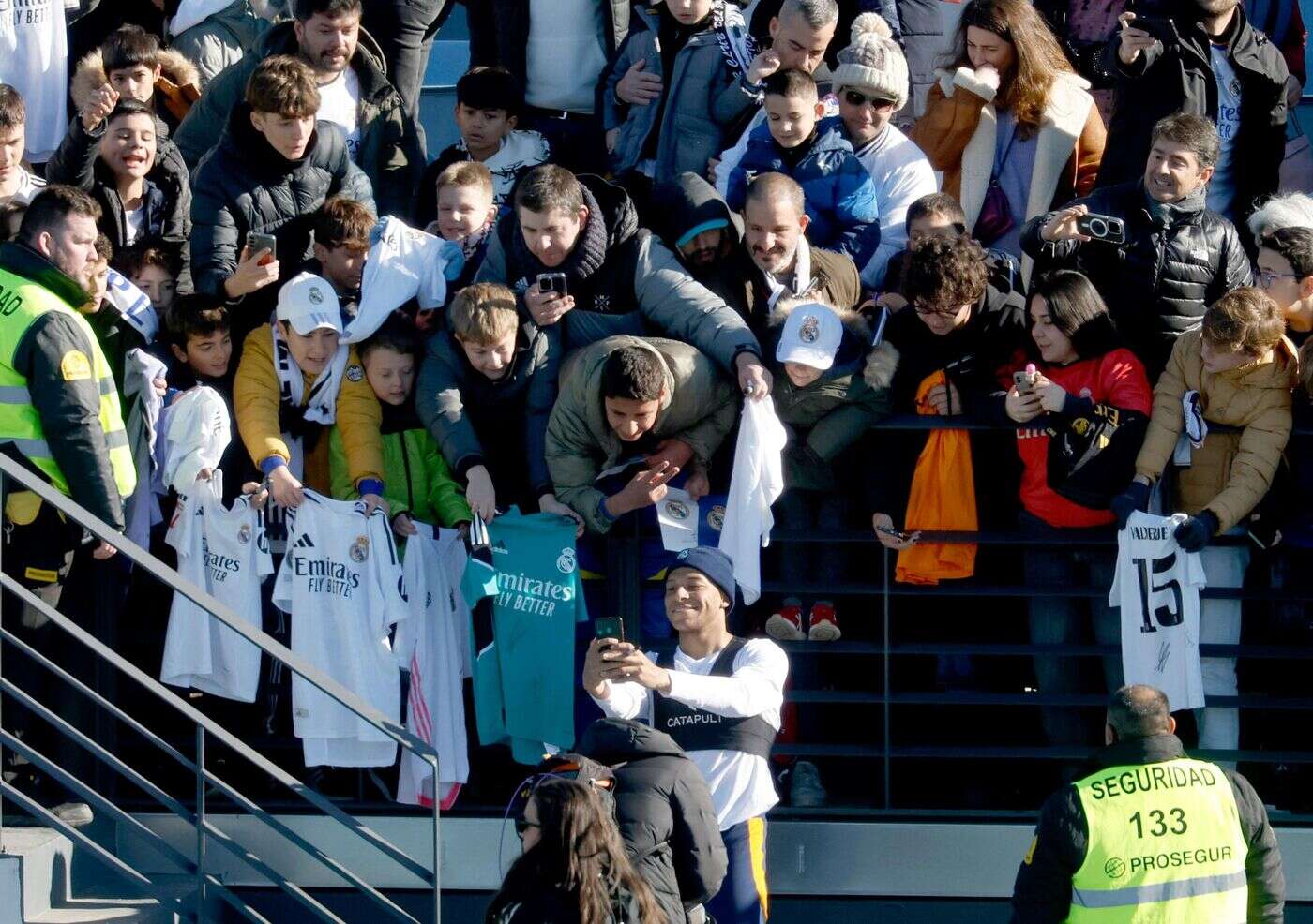 « Être plus fort et plus heureux en 2025 » : vœux de Mbappé, cadeau de Camavinga… Bain de foule pour les Bleus du Real