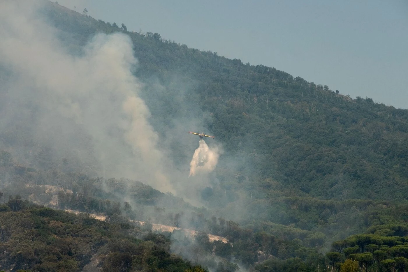 Les pompiers italiens luttent depuis vendredi contre un important incendie sur le Vésuve