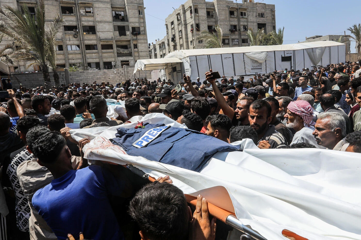 Drone explosif, hôpital ciblé deux fois… Ce que l’on sait sur des frappes israéliennes à Gaza qui ont fait 20 morts, dont cinq journalistes et un soignant