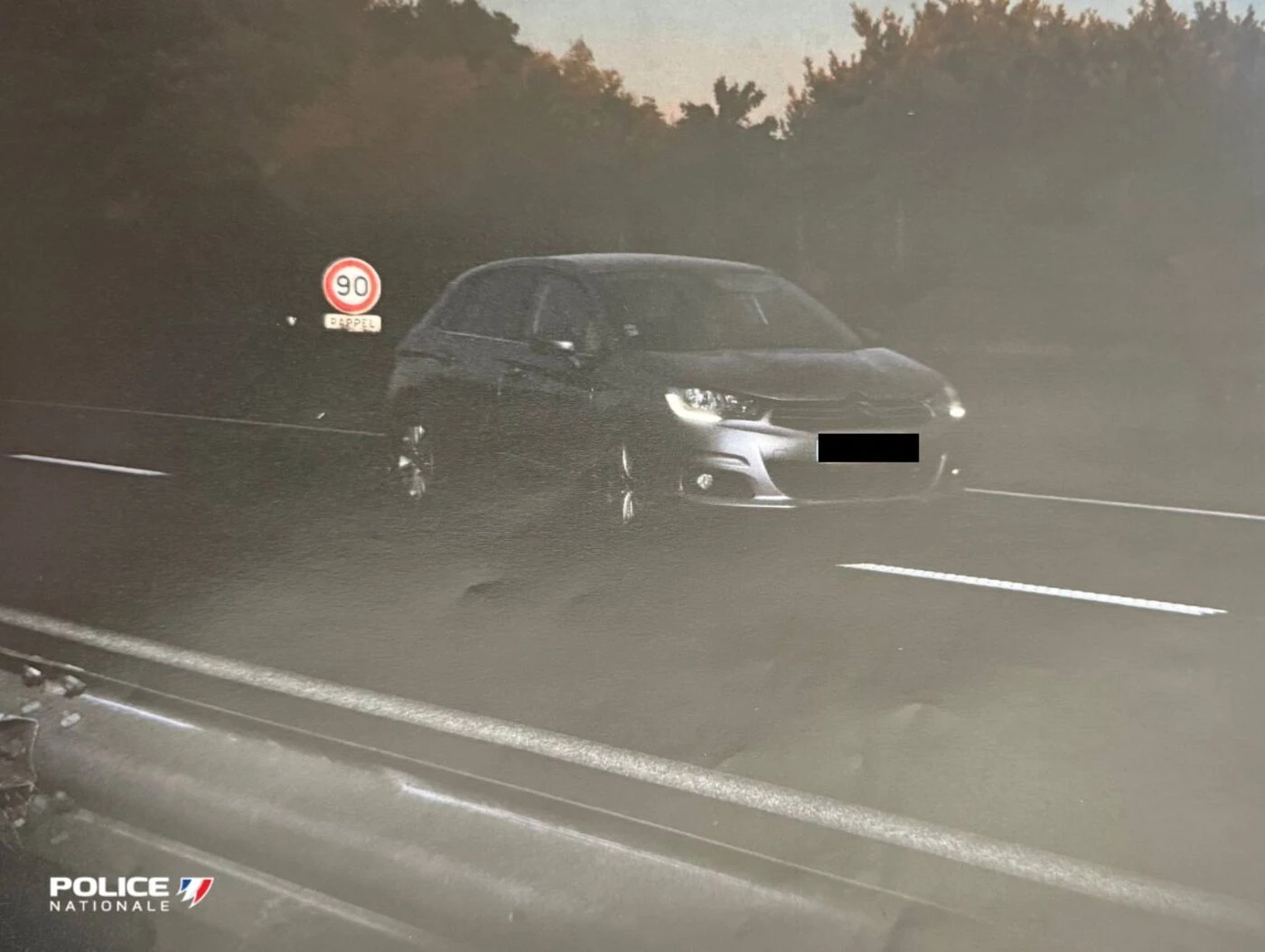 Un bébé naît dans la voiture de ses parents en route pour l’hôpital, la police annule leur amende pour excès de vitesse
