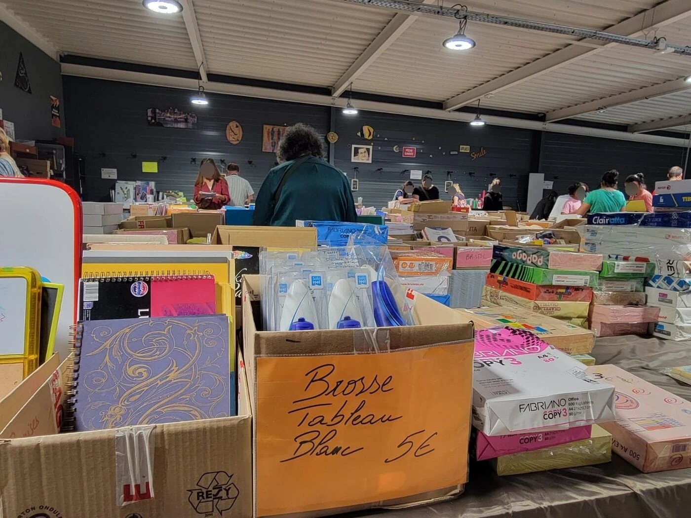 Fournitures scolaires : chez Emmaüs Longjumeau, « on trouve de tout » à prix cassés