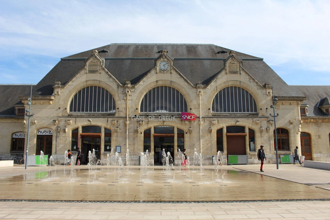 À la bonne heure… Plus de dix ans après sa panne, l’horloge de la gare de Dreux tourne enfin rond !