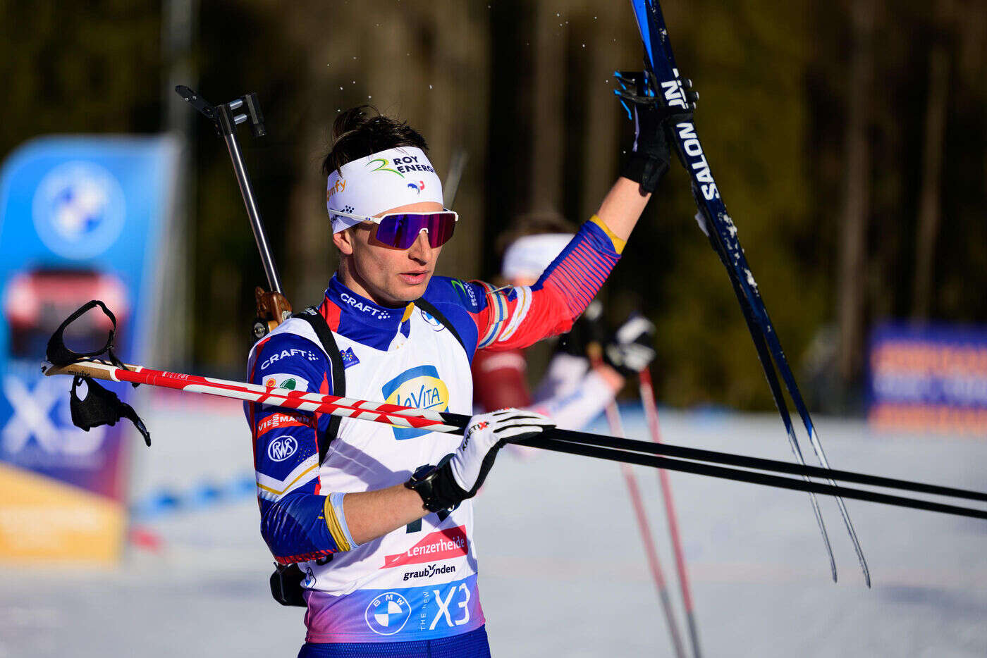 Mondiaux de biathlon : les images de la joie de Perrot en or sur l’individuel, salué par Fillon Maillet, 3e