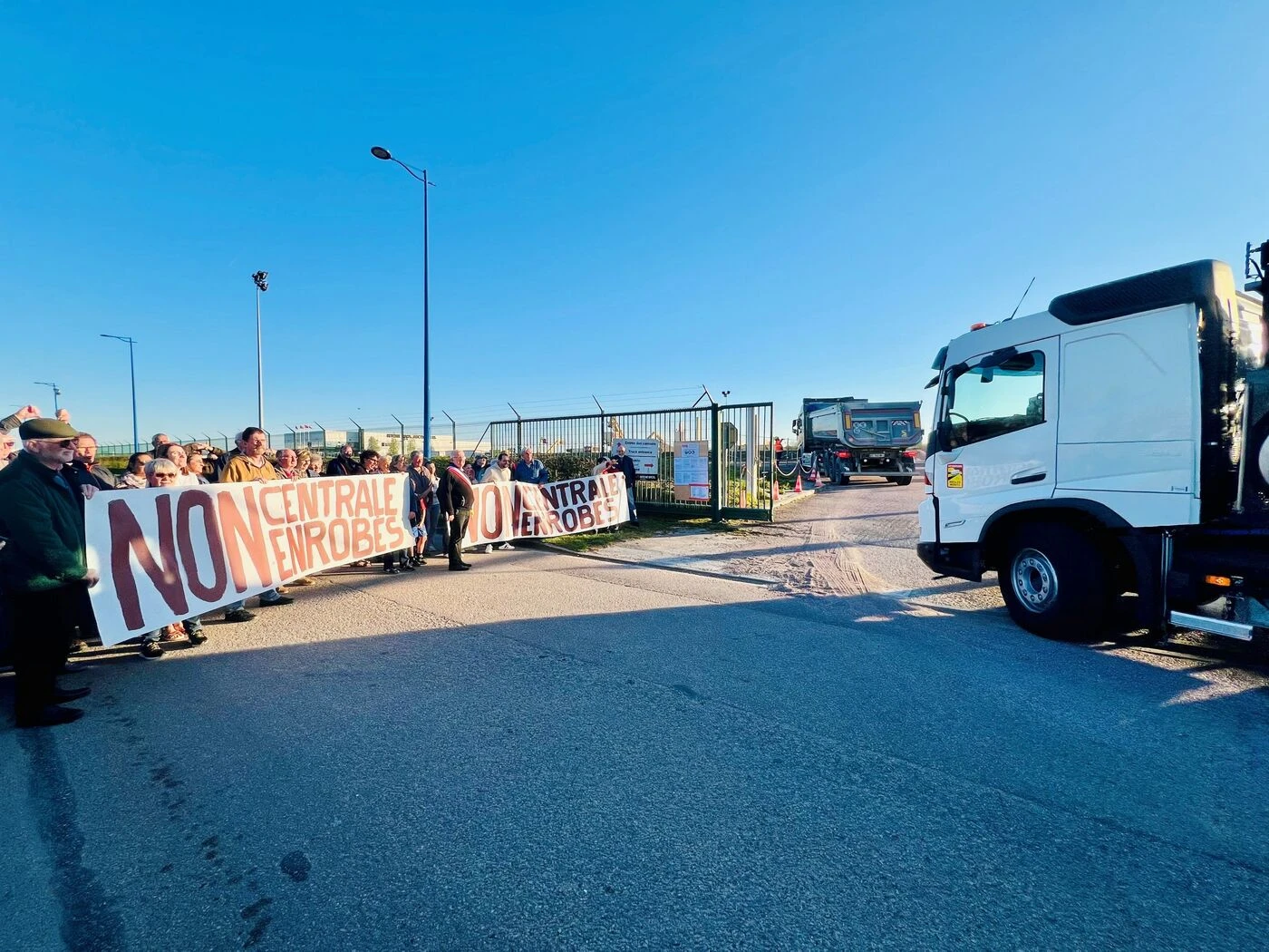 Réfection de l’A13 : des riverains manifestent contre l’usine d’enrobés installée entre l’autoroute et leur village