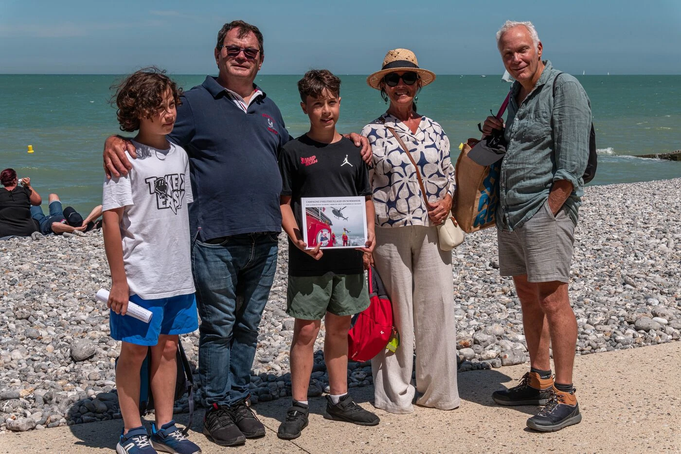 « Les enfants sont fiers et émus » : la bouteille à la mer d’un photographe du Calvados retrouvée par une famille parisienne