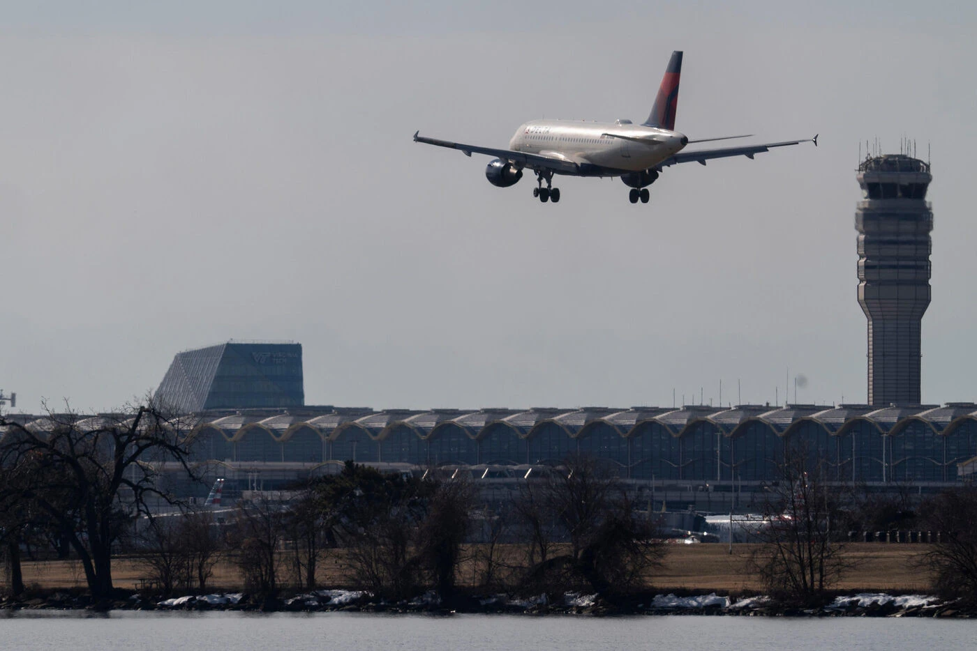 « Il y avait quelque chose en feu dans l’allée » : un vol d’American Airlines dérouté après un incendie en plein vol