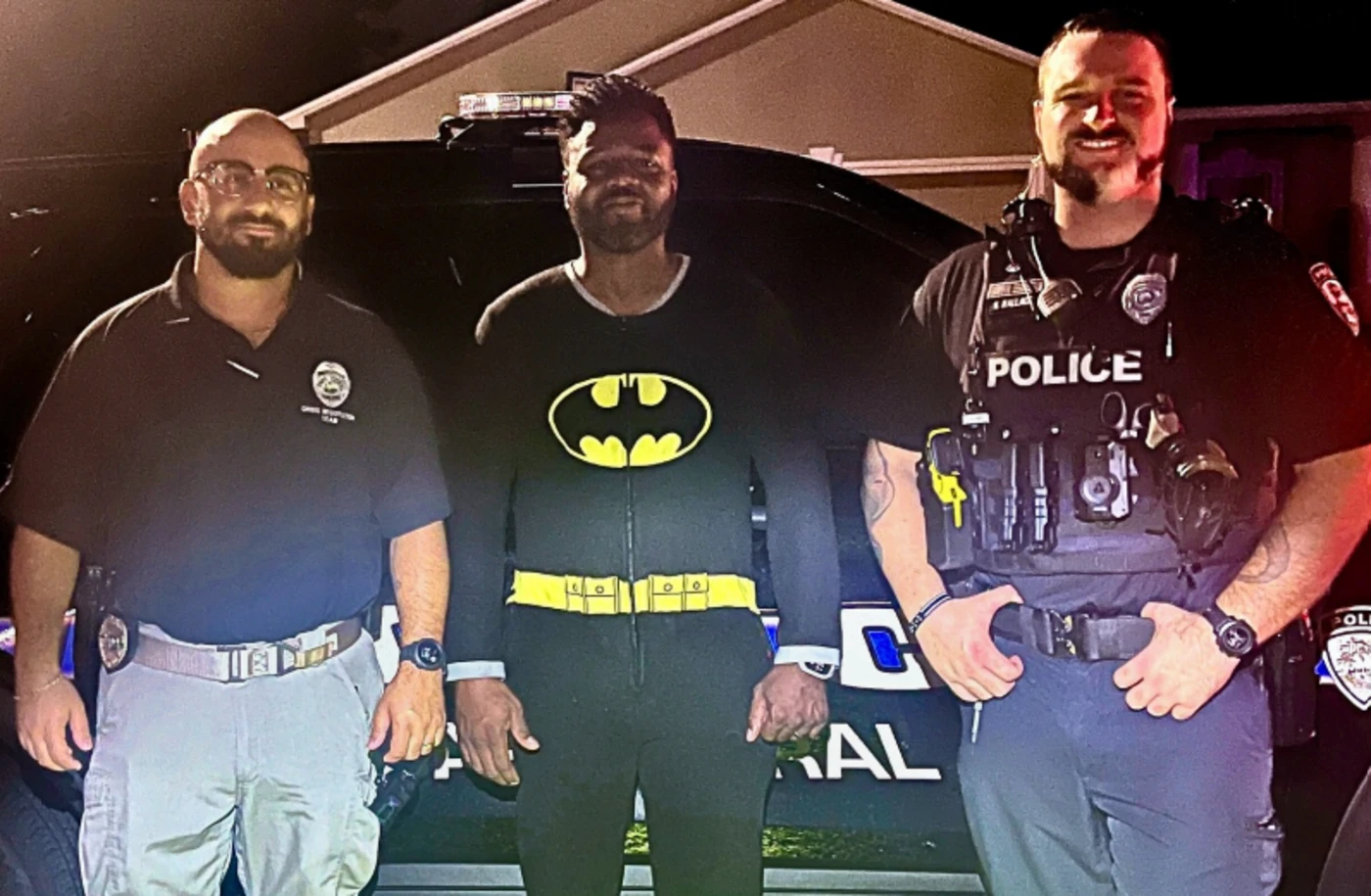 Dans son pyjama Batman, il déjoue un cambriolage en Floride et arrête le suspect avant l’arrivée de la police
