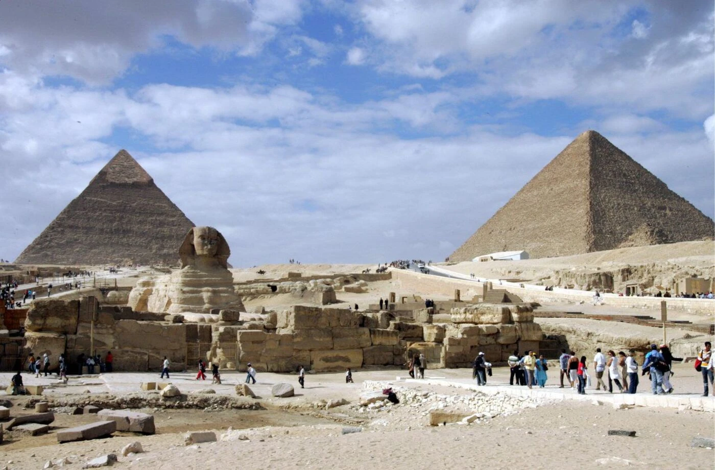 « Dans une position suspecte » : trois touristes arrêtés en Égypte pour avoir posé nus près de la pyramide de Khéops