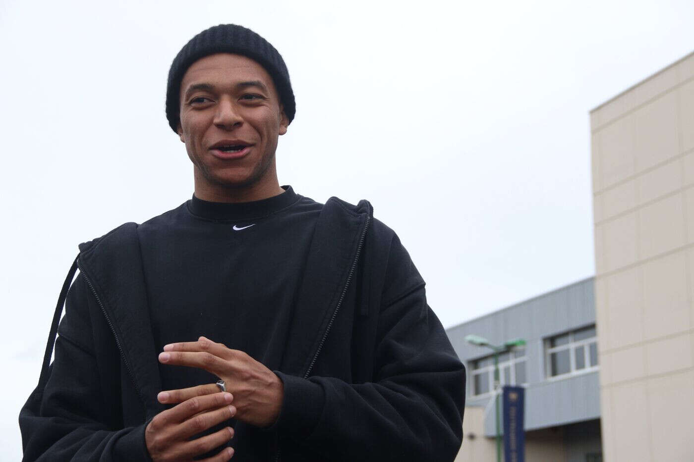 Kylian Mbappé en visite express à Caen, dernier de Ligue 2 : « C’était important d’apporter mon soutien »