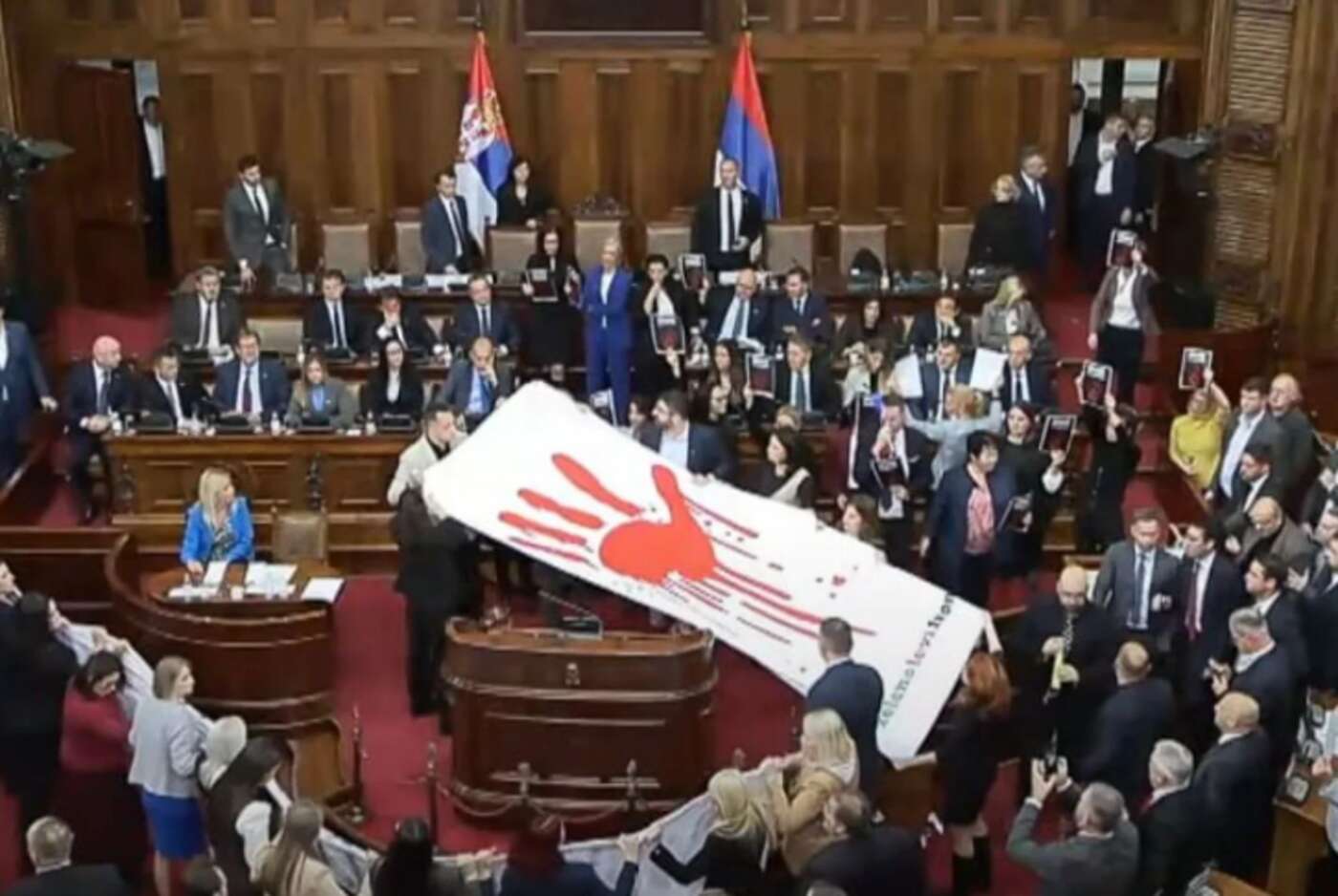 « Une honte pour cette Assemblée » : une violente bagarre éclate au Parlement serbe en pleine présentation du budget