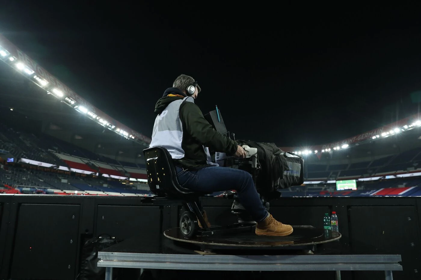 Regarder le foot à la télé, combien ça coûte ? Notre simulateur pour calculer vos abonnements