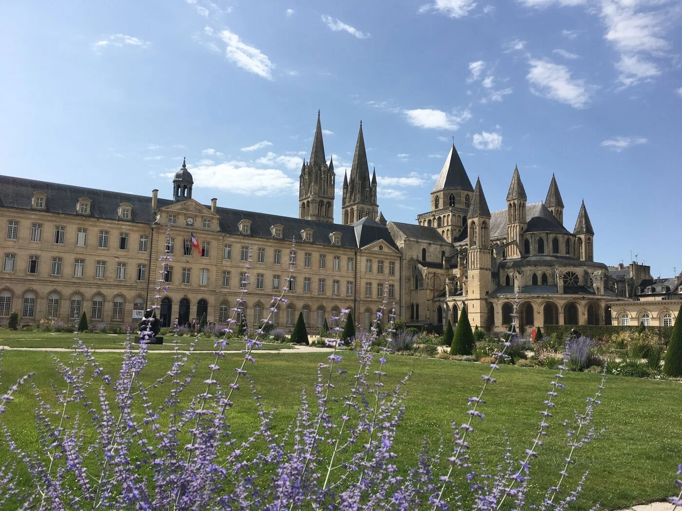 « Souvent, les gens ne savent pas où est Caen » : la ville publie un guide pour aider à s’y installer