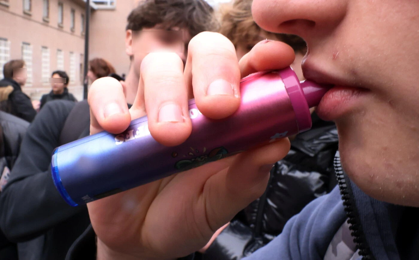 « Elles rendent nos enfants accros à la nicotine » : les cigarettes électroniques jetables interdites au Royaume-Uni