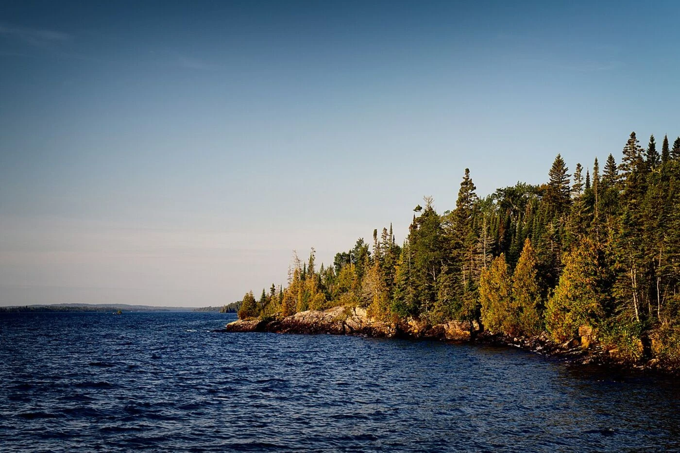 Mystère sur une île du lac Supérieur : deux randonneurs retrouvés morts à 18 km de la zone d’activité du parc national