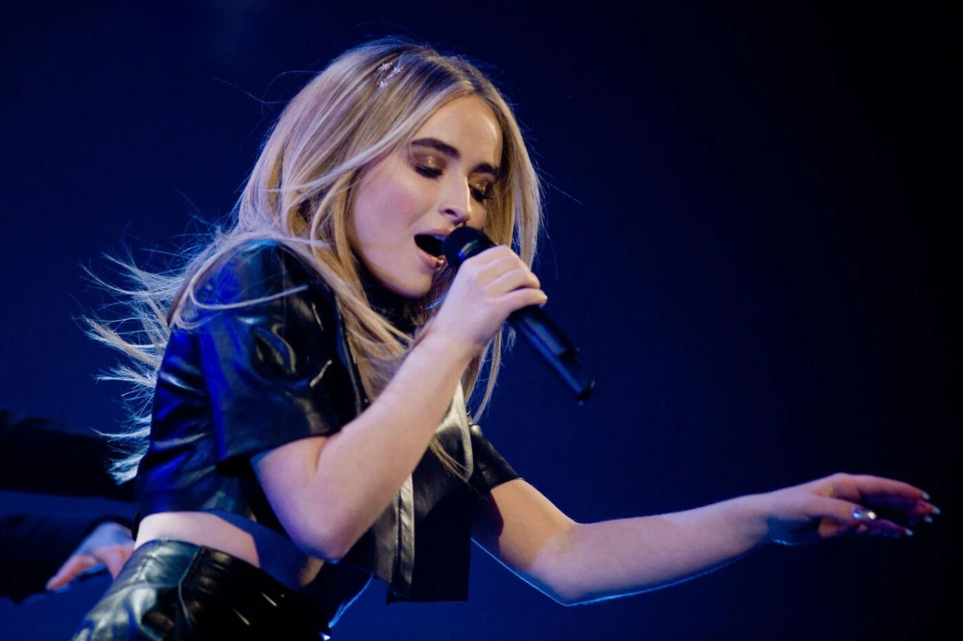 « Il croit que je l’attends » : Sabrina Carpenter accuse un homme d’avoir tenté d’entrer chez elle à plusieurs reprises