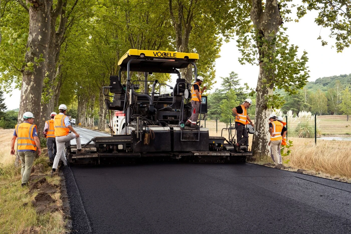 Enrobé froid, liant végétal, lait de chaux : la Haute-Garonne chouchoute ses routes pour faire face au changement climatique
