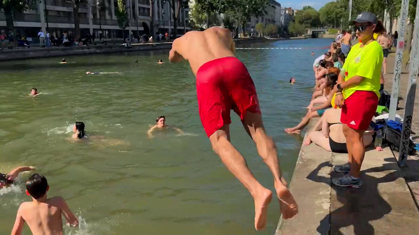 Canicule à Paris : le canal Saint-Martin transformé en piscine géante