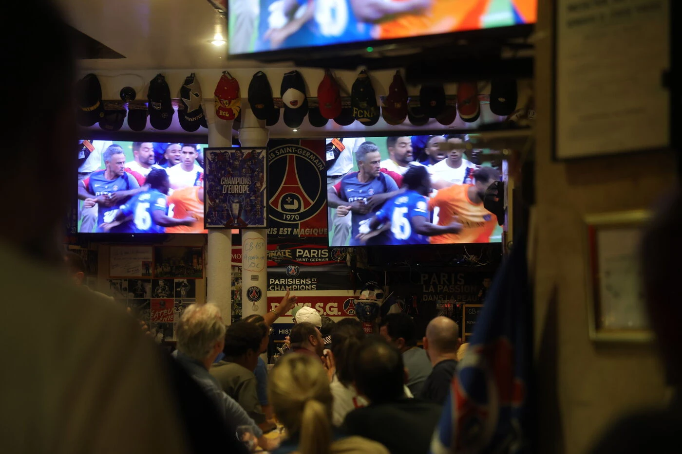 « Au moins, il nous reste des titres à conquérir », dans les bars parisiens, on relativise la défaite du PSG