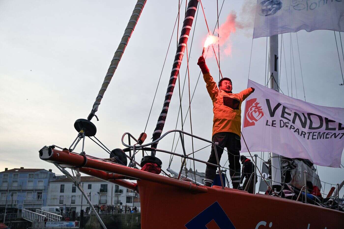 Vendée Globe : les belles images de l’arrivée de Jingkun Xu, premier Chinois et 100e marin à terminer la course