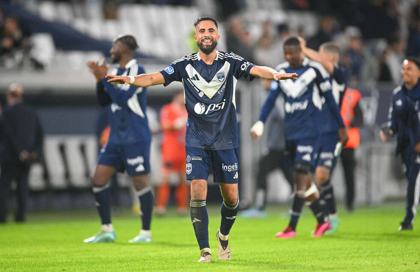 Football : la vidéo de l’incroyable lob de 40 m de Soufiane Bahassa avec Bordeaux