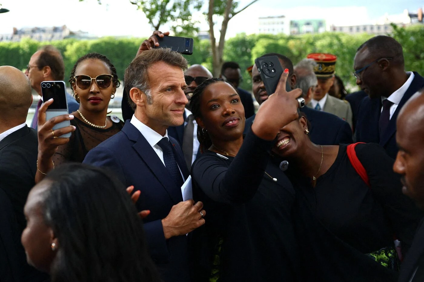 Génocide Rwanda : un mémorial parisien, un « rapprochement inédit » et « jalon » vers l’avenir, salue Macron