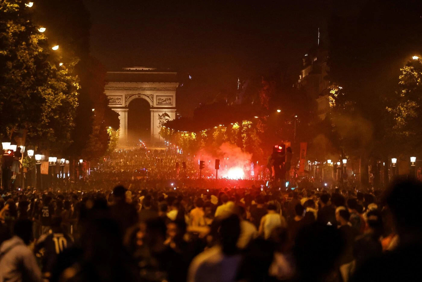Victoire du PSG : après les débordements, la mairie du VIIIe arrondissement réclame le « zéro rassemblement » sur les Champs-Élysées