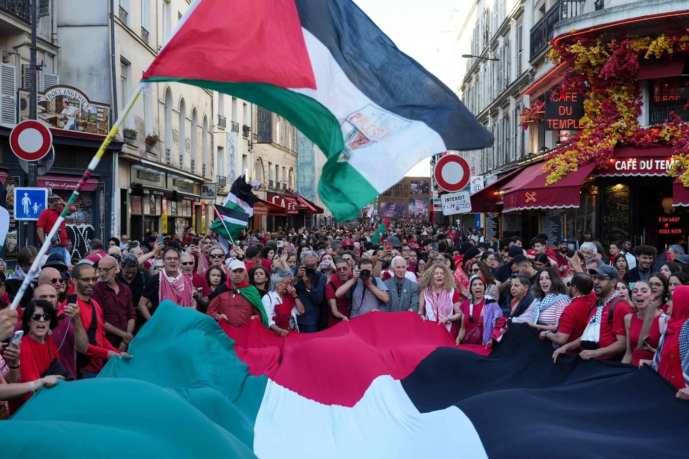 À Paris, une « ligne rouge humaine » pour dénoncer le « déchaînement de violence » en cours à Gaza