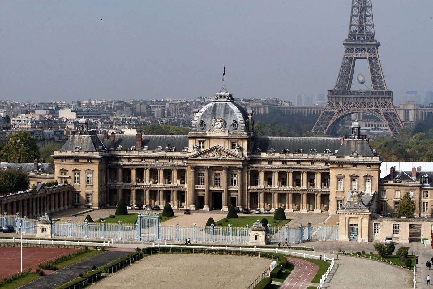 Paris : 130 pompiers mobilisés pour un incendie spectaculaire à l’École militaire