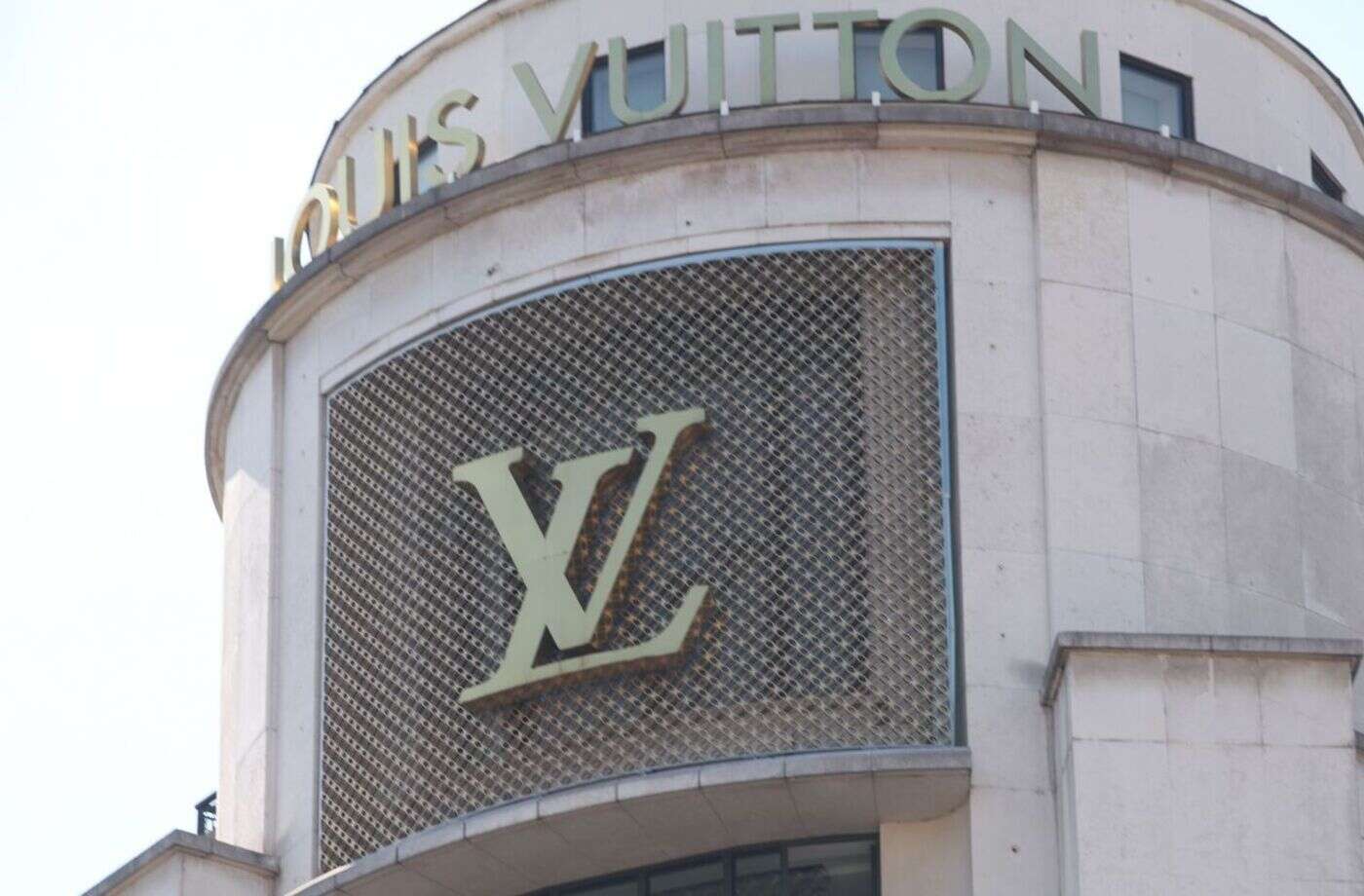 Cambriolage à la voiture-bélier d’un magasin Louis Vuitton à Paris : trois suspects incarcérés