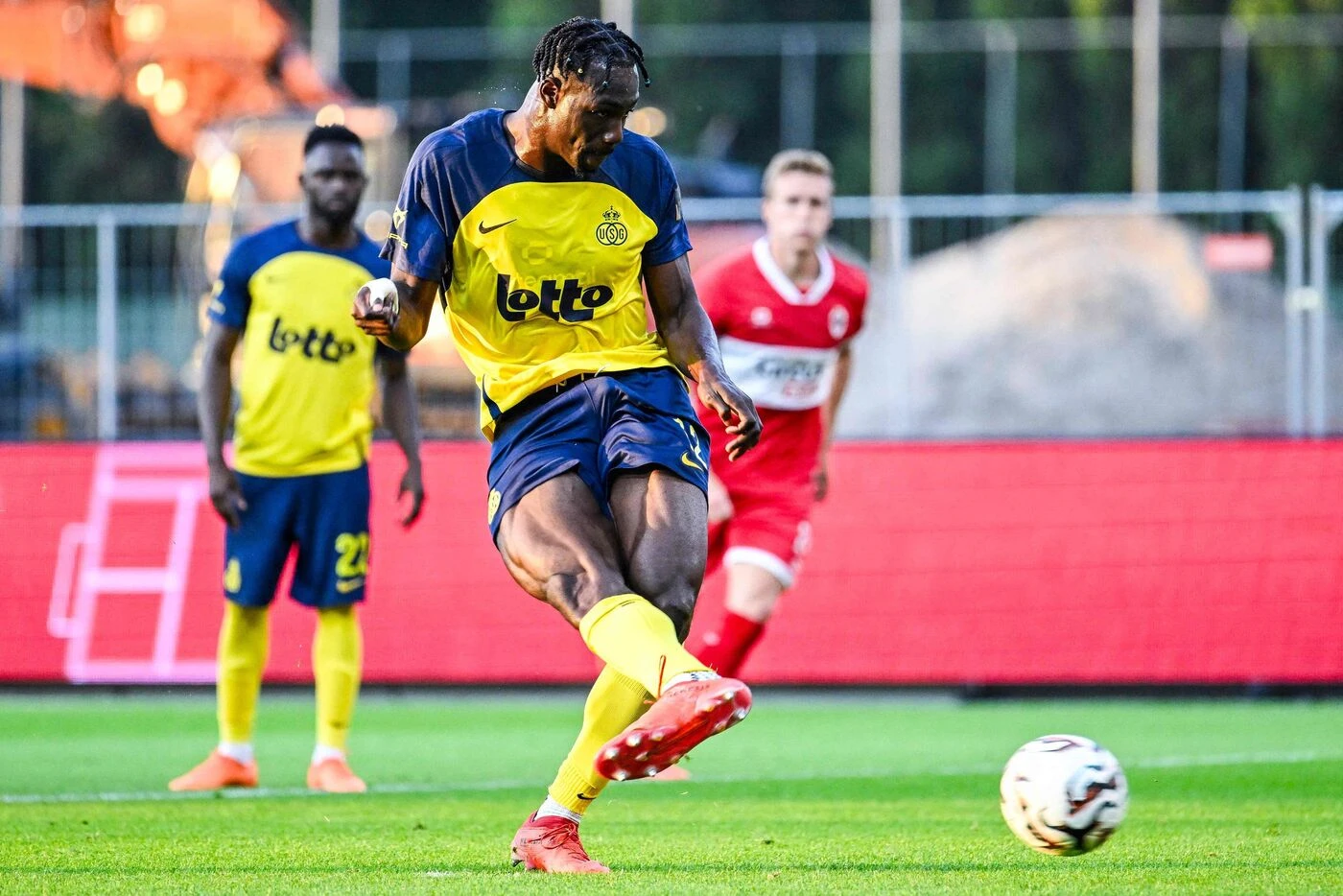 Un garçon de 9 ans identifié comme étant l’auteur de cris de singe et de gestes racistes envers un footballeur