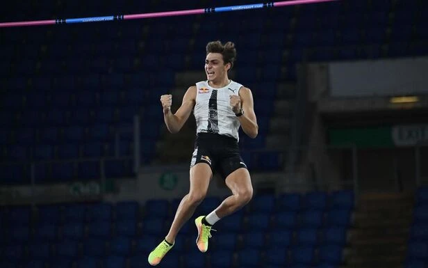 Saut à la perche : l’exploit de Duplantis, au-dessus des 6m dans des conditions dantesques