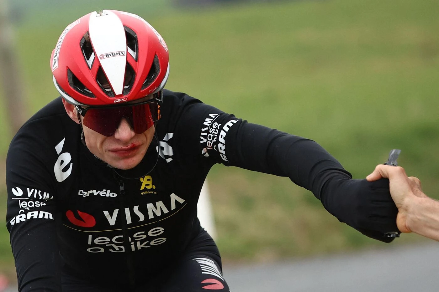 Paris-Nice : blessé à la main, Jonas Vingegaard ne prend pas le départ de la 6e étape et abandonne