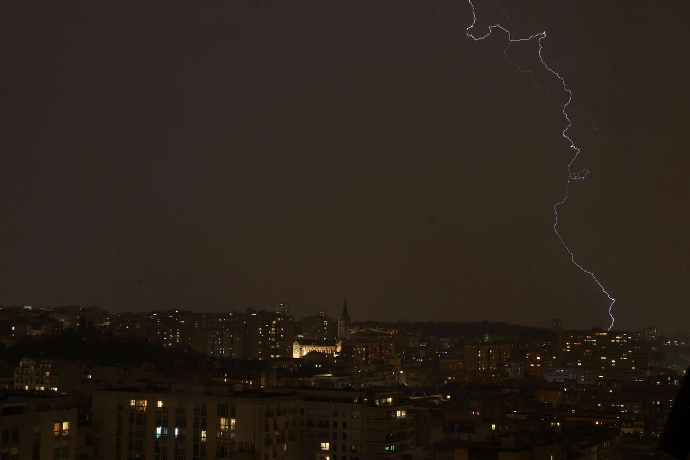 Orages : la jeune femme heurtée par une branche à Paris est morte