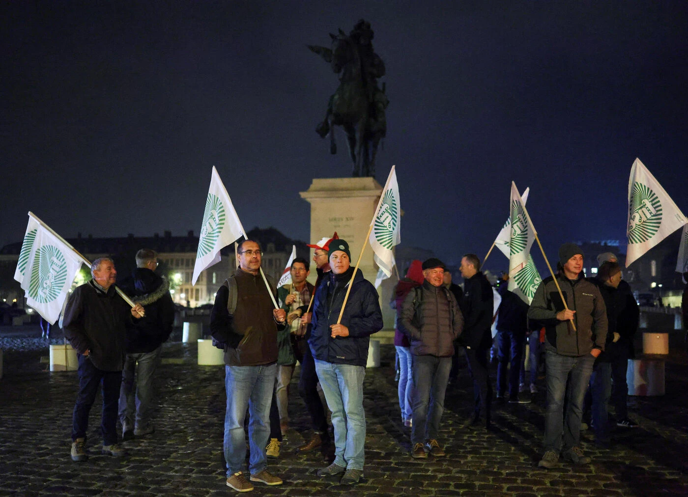 Défilés de tracteurs, château de Versailles… Les agriculteurs se mobilisent contre le Mercosur et les taxes