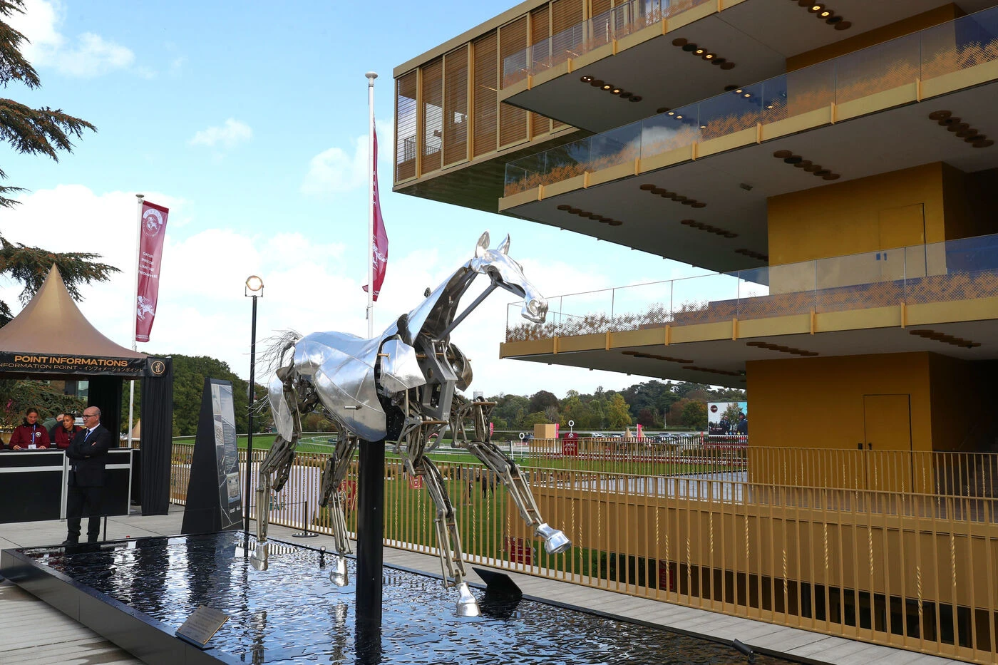 Zeus, le cheval mécanique des JO de Paris, s’installe à l’hippodrome de ParisLongchamp pour le Prix de l’Arc de Triomphe