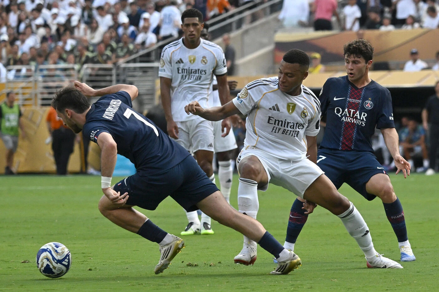 PSG : la vidéo de la « chorégraphie » de Kvaratskhelia face à Mbappé et Güler qui régale les supporters parisiens