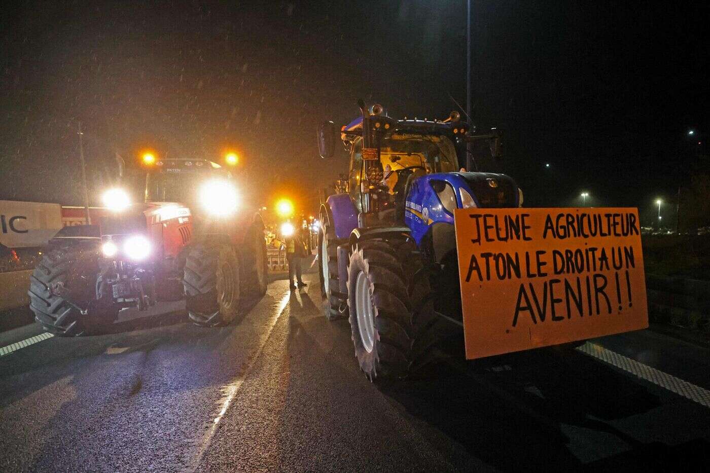 Du travail « foutu en l’air » : des agriculteurs visent des permanences de députés ayant voté la motion de censure