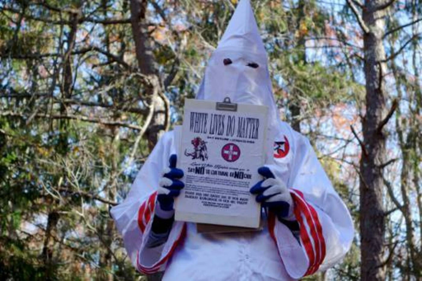 Déguisements du Ku Klux Klan et « blackfaces »… Scandale et plainte après la soirée de fin d’année d’un club de parachutisme