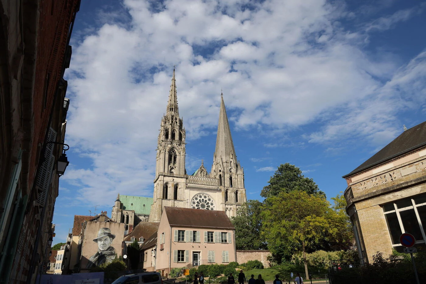 Panneaux solaires près de la cathédrale de Chartres : la justice confirme des restrictions d’installation, pas l’interdiction