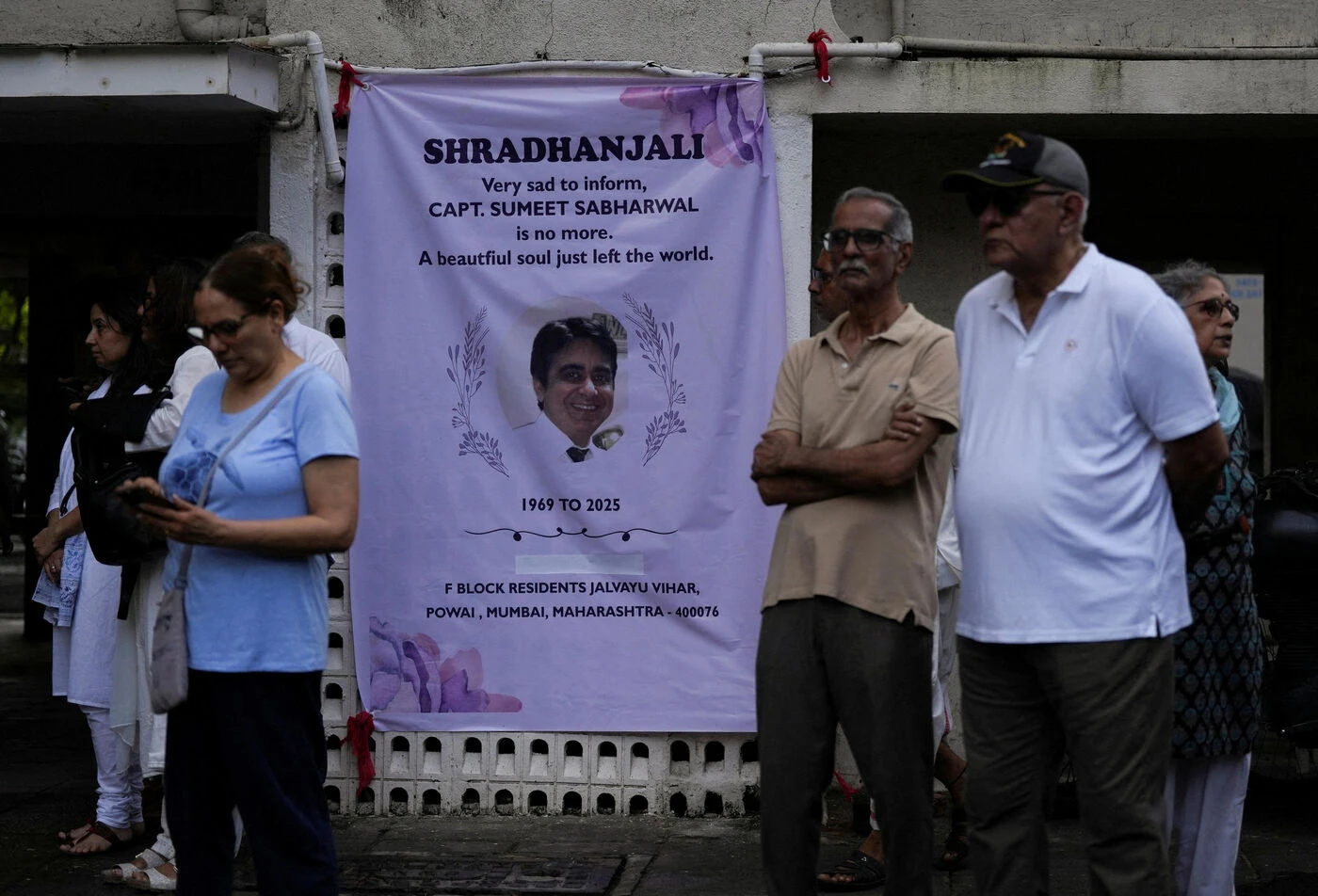 « Juste un vol ou deux, après j’arrête » : le profil troublant du pilote d’Air India soupçonné d’avoir causé le crash du 12 juin