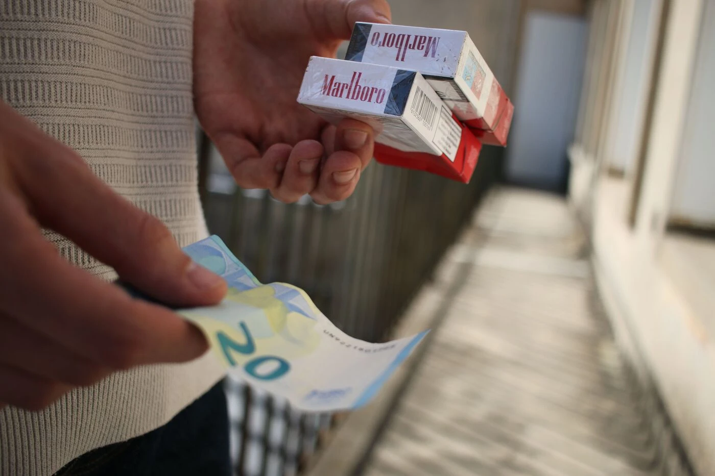 Cergy : 2 500 paquets de cigarettes de contrebande découverts lors d’un banal contrôle de police