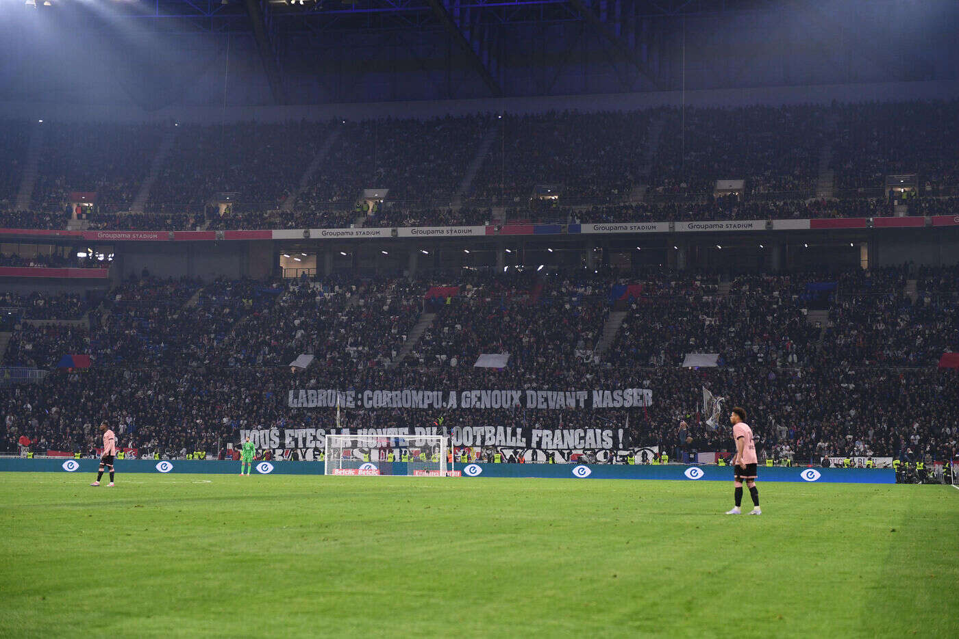 Tribune partiellement fermée et 10 000 euros d’amende pour l’Olympique lyonnais après les banderoles anti-LFP