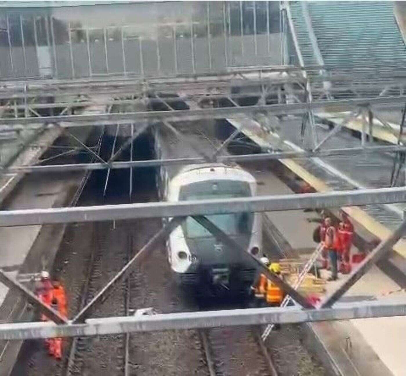 Val-d’Oise : il se jette sous la rame et reste coincé trois heures sous le RER à Cergy