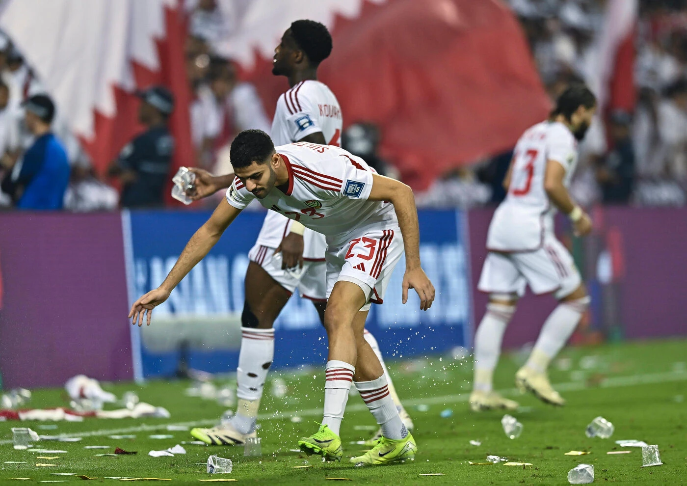 Coupe du monde 2026 : Terrain envahi, jets de chaussures… Grosses tensions entre le Qatar et les Émirats arabes unis