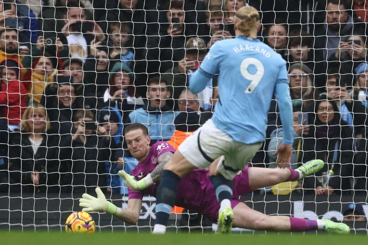 Manchester City-Everton (1-1) : le pénalty manqué d’Erling Haaland, piégé par Jordan Pickford et son… antisèche